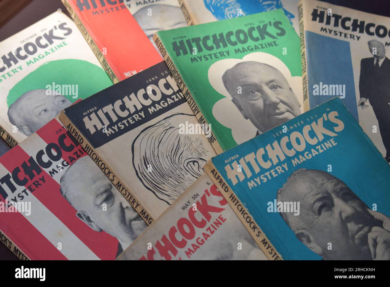 Buffalo, Missouri, USA--12 luglio 2023: Parte di una collezione di riviste vintage Alfred Hitchcock Mystery degli anni '1960 Foto Stock