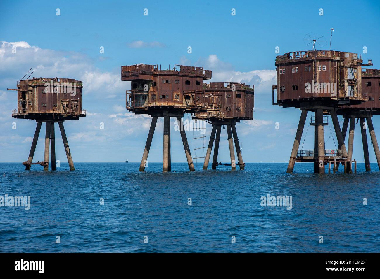 Whitstable, Regno Unito. 15 agosto 2023. I forti di Maunsell osservati con gravi difetti strutturali e molte delle loro parti caddero in mare. Al giorno d'oggi solo i gabbiani nidificano in loro. I forti Maunsell sono torri armate costruite nel Tamigi e negli estuari di Mersey durante la seconda guerra mondiale per difendere il Regno Unito. Sono stati costruiti tra il 1942 e il 1943 per la difesa antiaerea e per riferire a Londra circa l'aereo tedesco. Prendono tutti il nome dal designer Guy Maunsell. Credito: SOPA Images Limited/Alamy Live News Foto Stock