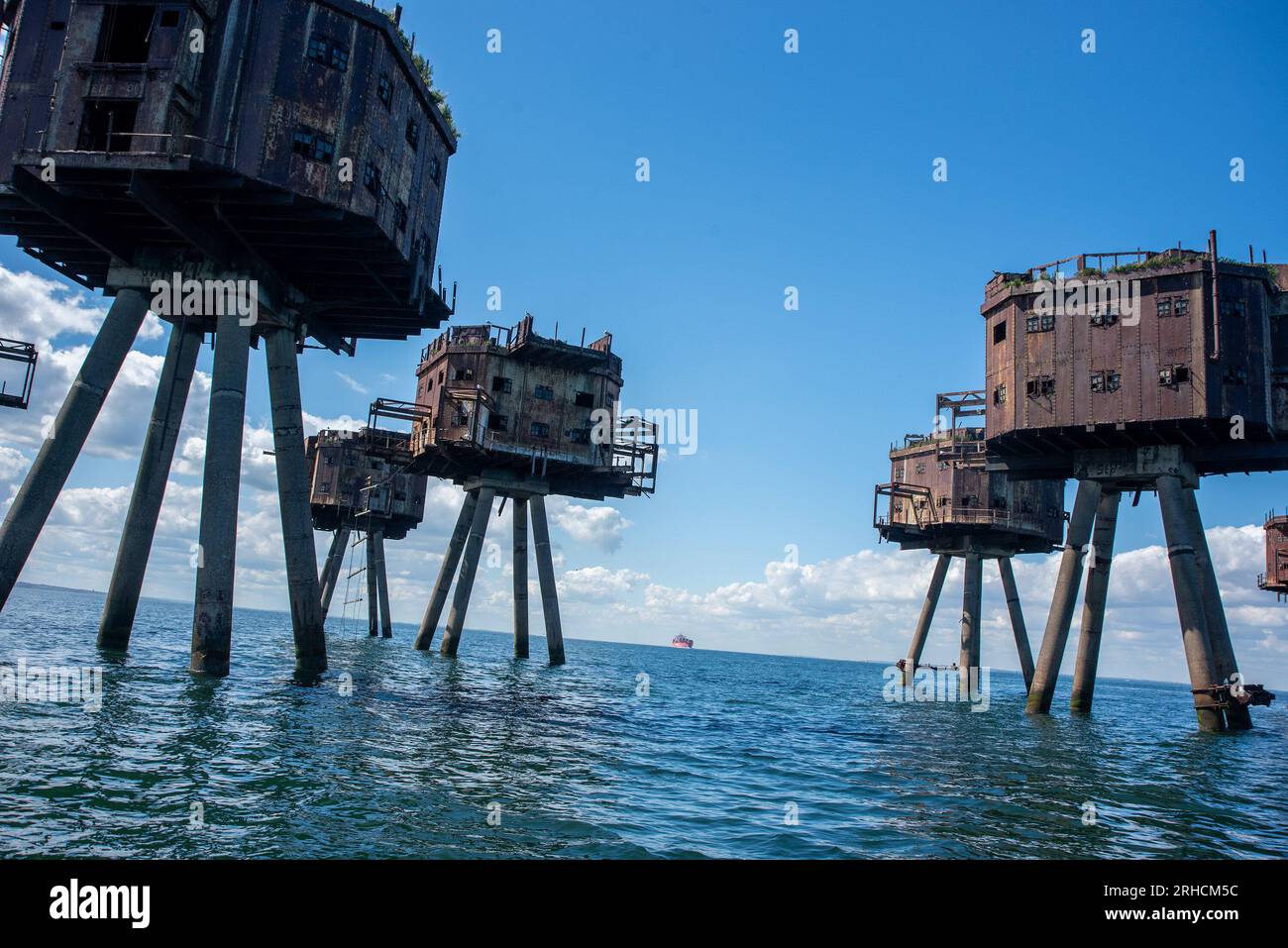 Whitstable, Regno Unito. 15 agosto 2023. I forti di Maunsell osservati con gravi difetti strutturali e molte delle loro parti caddero in mare. Al giorno d'oggi solo i gabbiani nidificano in loro. I forti Maunsell sono torri armate costruite nel Tamigi e negli estuari di Mersey durante la seconda guerra mondiale per difendere il Regno Unito. Sono stati costruiti tra il 1942 e il 1943 per la difesa antiaerea e per riferire a Londra circa l'aereo tedesco. Prendono tutti il nome dal designer Guy Maunsell. (Foto di Krisztian Elek/SOPA Images/Sipa USA) credito: SIPA USA/Alamy Live News Foto Stock
