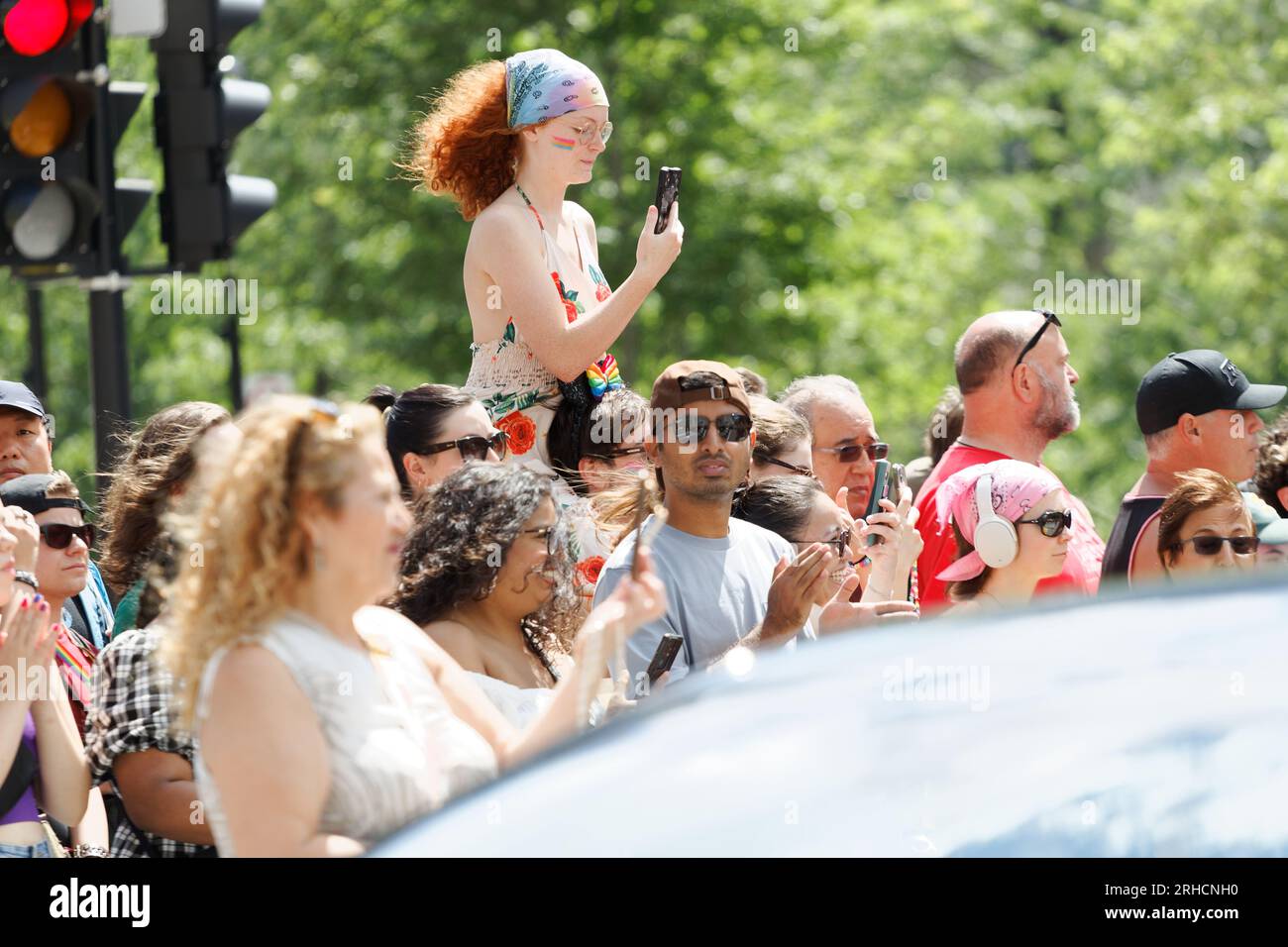 Spettatori che guardano la Montreal Pride Parade. Montreal, Quebec, Canada Foto Stock
