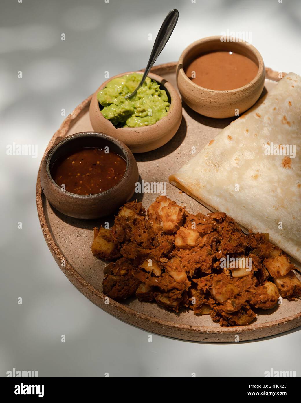 Tipico cibo messicano con patate cucite e chorizo tipo sincronizzato quesadilla tipico cibo messicano America Latina Foto Stock Tipico cibo messicano con patate cucite e chorizo tipo sincronizzato quesadilla tipico cibo messicano America Latina Foto Stock