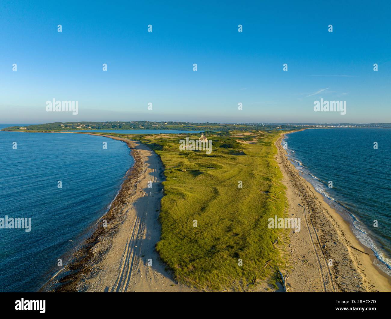 Incredibile vista aerea estiva nel tardo pomeriggio della punta settentrionale di Block Island, RI, vicino al faro nord. Agosto 2023 Foto Stock