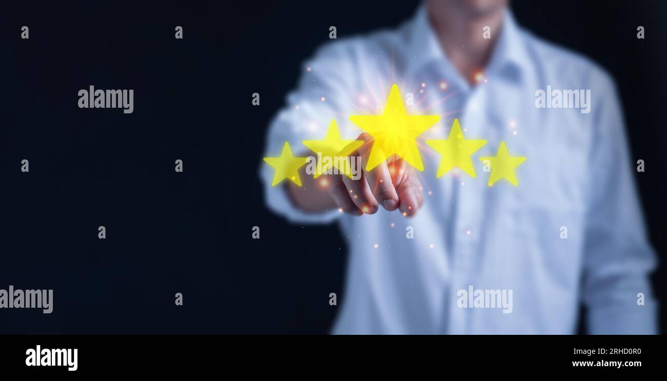 Gli uomini d'affari toccano lo schermo virtuale sull'icona a forma di stella per mostrare la soddisfazione per il servizio. Servizio clienti e concetto di soddisfazione. valutazione Foto Stock