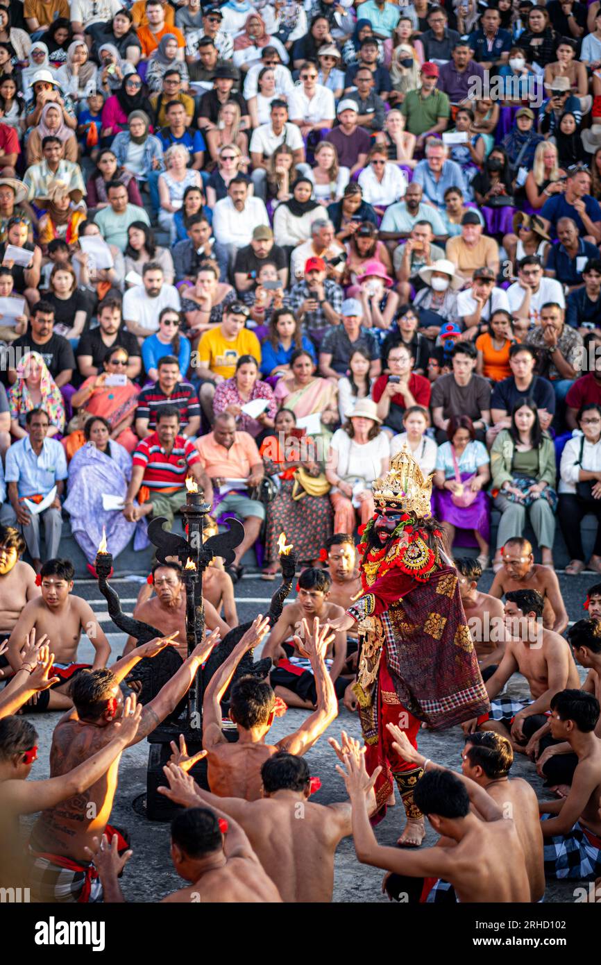 La danza Kecak è una danza tradizionale di Bali molto popolare tra i turisti, questa danza viene solitamente eseguita al tramonto. Foto Stock