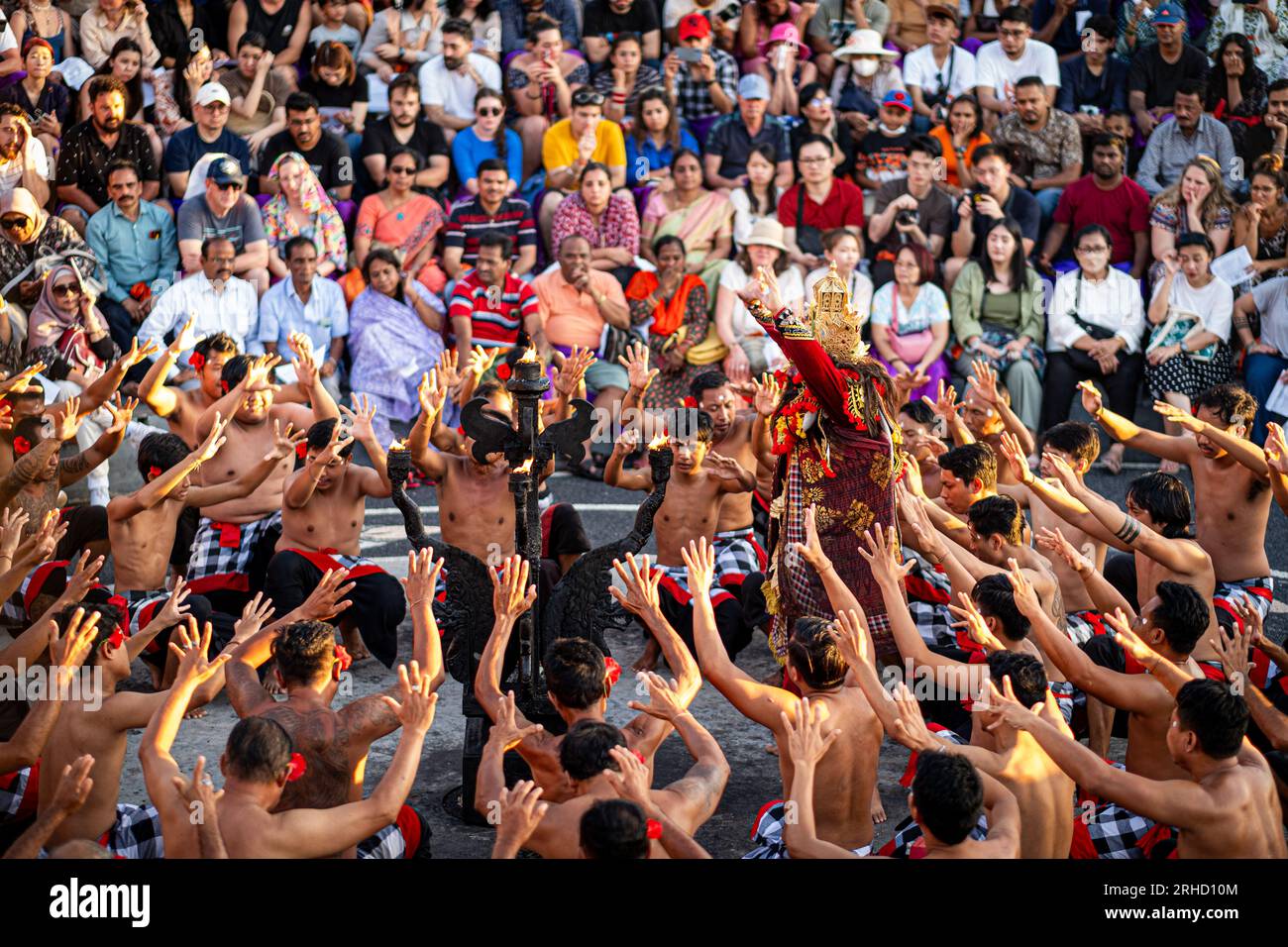 La danza Kecak è una danza tradizionale di Bali molto popolare tra i turisti, questa danza viene solitamente eseguita al tramonto. Foto Stock