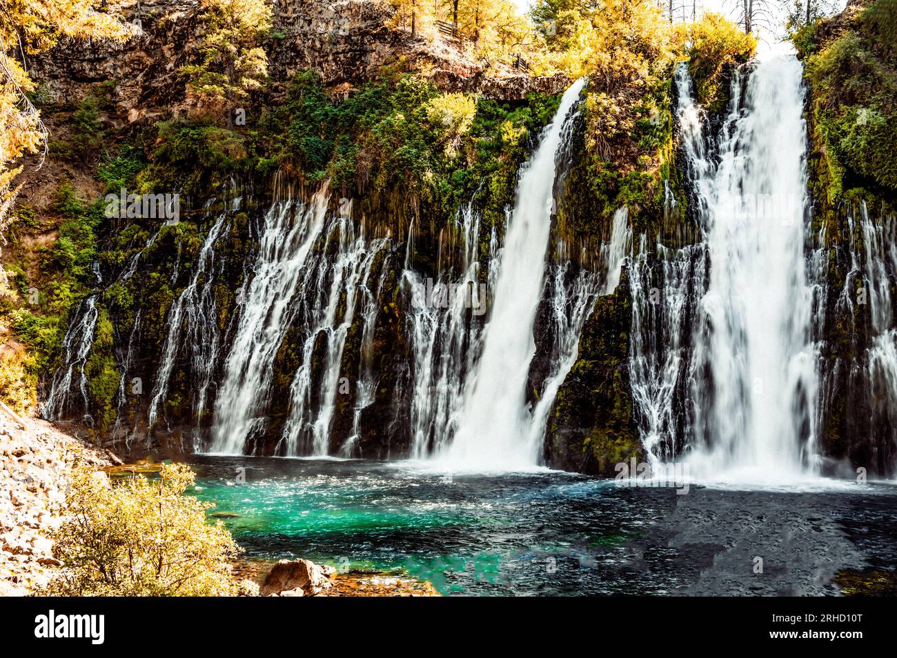 McArthur-Burney Falls Memorial State Park cascata su una parete di roccia. Foto Stock