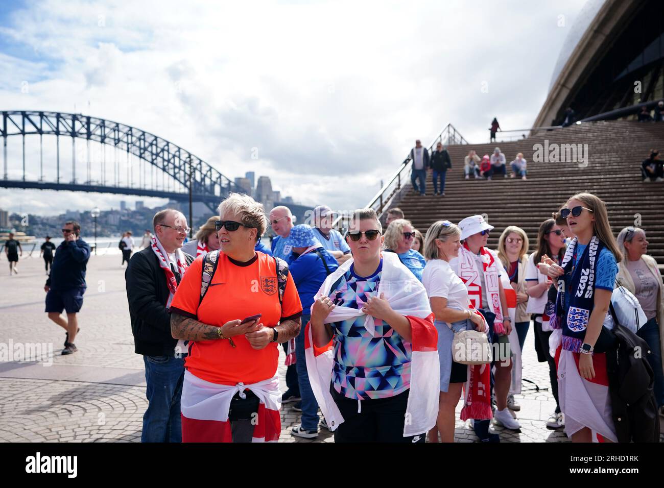 Il gruppo di tifosi inglese, FreeLionesses, è visto fuori dalla Sydney Opera House prima della semifinale della Coppa del mondo femminile FIFA allo Stadium Australia, Sydney. Data foto: Mercoledì 16 agosto 2023. Foto Stock