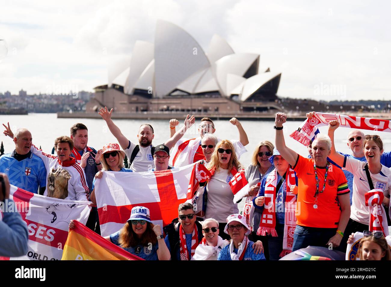Il gruppo di tifosi inglese, FreeLionesses, è visto fuori dalla Sydney Opera House prima della semifinale della Coppa del mondo femminile FIFA allo Stadium Australia, Sydney. Data foto: Mercoledì 16 agosto 2023. Foto Stock