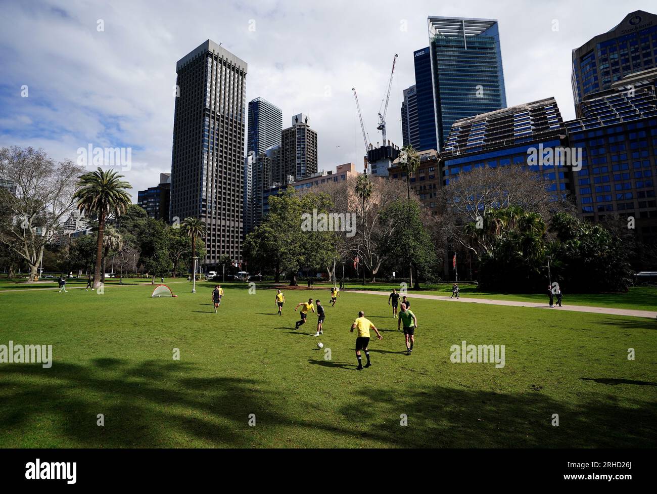 Una visione generale delle persone che giocano a calcio a Hyde Park prima della semifinale della Coppa del mondo femminile FIFA allo Stadium Australia, Sydney. Data foto: Mercoledì 16 agosto 2023. Foto Stock