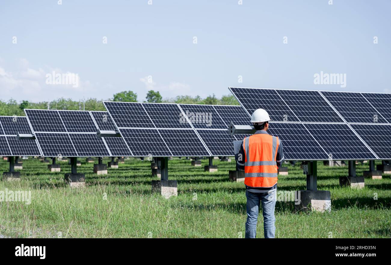 La fattoria solare (pannello solare) con ingegneri controlla il funzionamento del sistema, energia alternativa per conservare l'energia del mondo, modulo fotovoltaico i Foto Stock