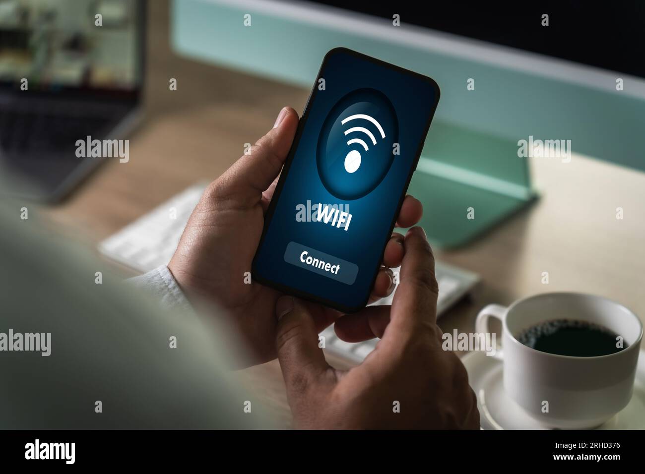 primo piano uomo che usa uno smartphone con icona wifi pulsante di comunicazione social network per connettersi a internet wireless Foto Stock