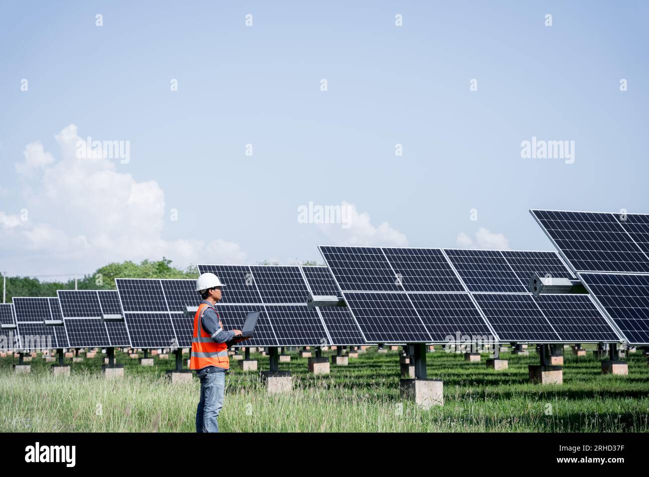 La fattoria solare (pannello solare) con ingegneri controlla il funzionamento del sistema, energia alternativa per conservare l'energia del mondo, modulo fotovoltaico i Foto Stock