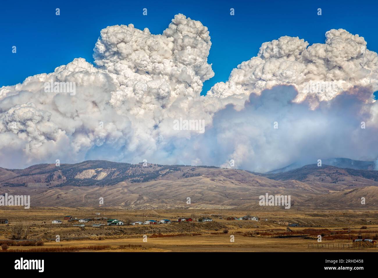 Folte nuvole di fumo sulle montagne del Colorado a causa di un incendio Foto Stock