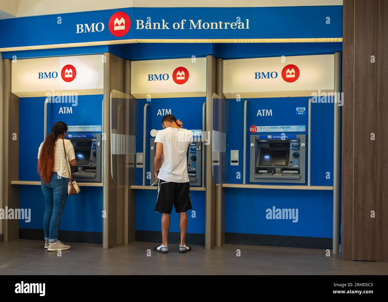 Un bancomat BMO a Vancouver, Canada. Le persone prelevano o depositano denaro sul bancomat. La Bank of Montreal è una banca d'investimento multinazionale canadese e.. Foto Stock