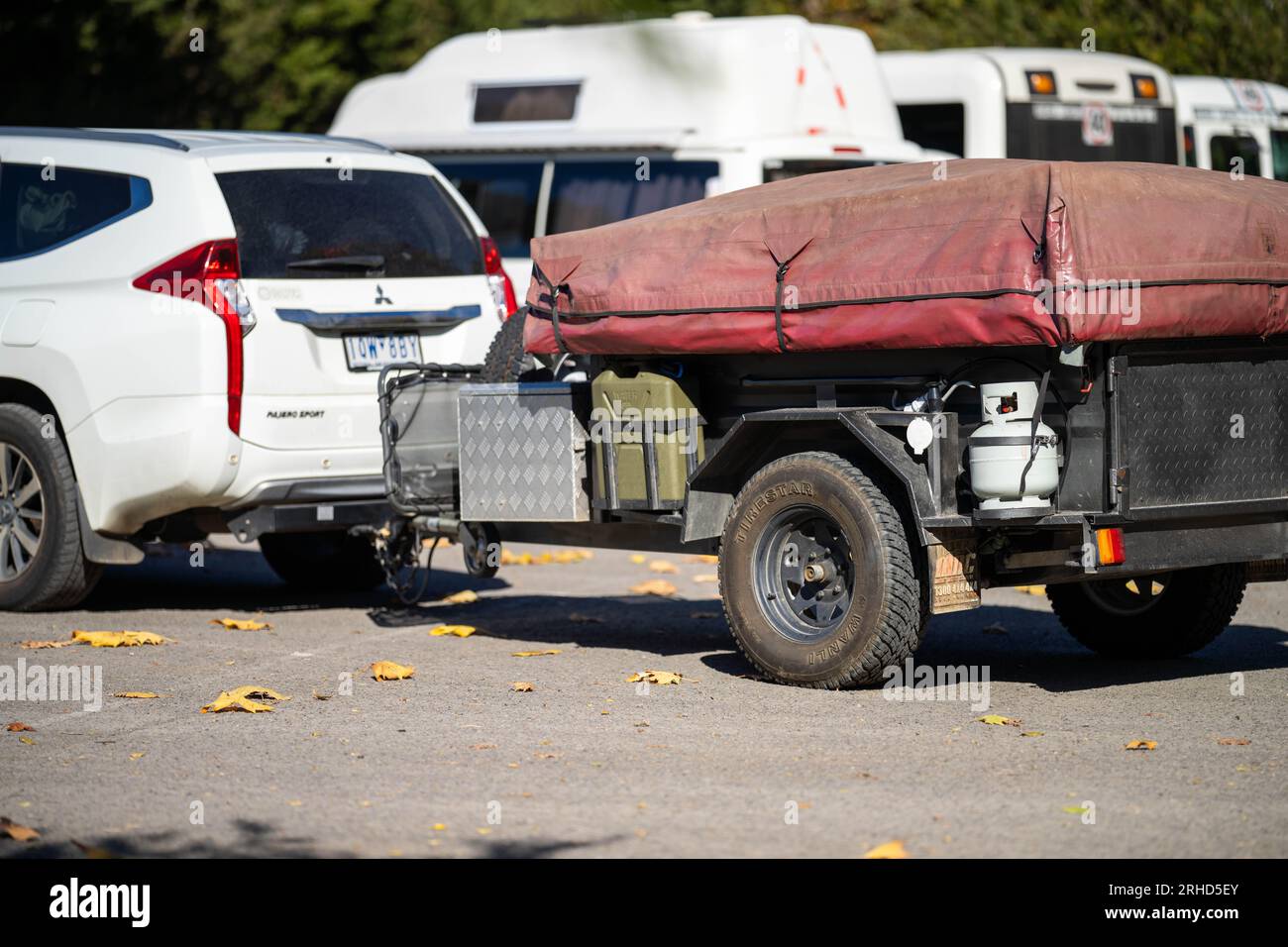 il camper è agganciato all'auto in un parcheggio in america Foto Stock