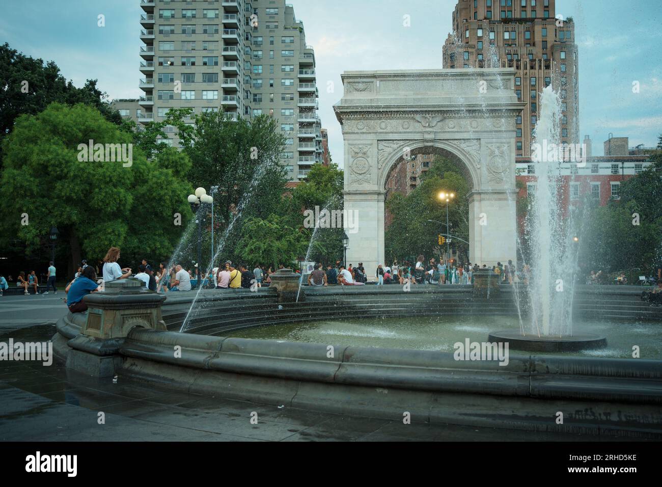 L'arco e la fontana a Washington Square Park, Manhattan, New York City Foto Stock