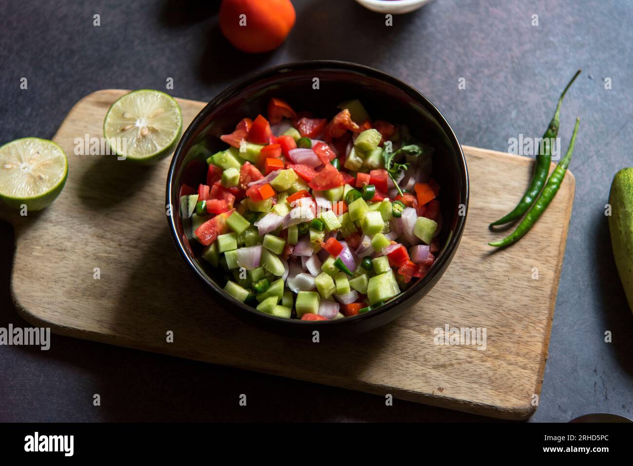 Primo piano dell'insalata verde mista in un recipiente. Messa a fuoco selettiva. Foto Stock
