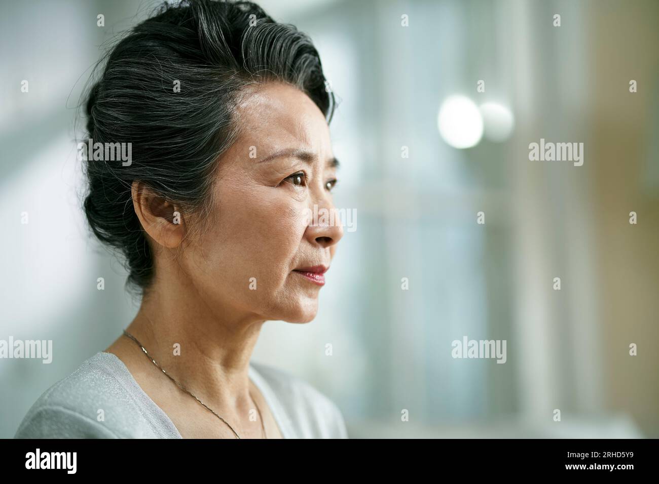 ritratto della testa di una triste anziana asiatica, vista laterale Foto Stock