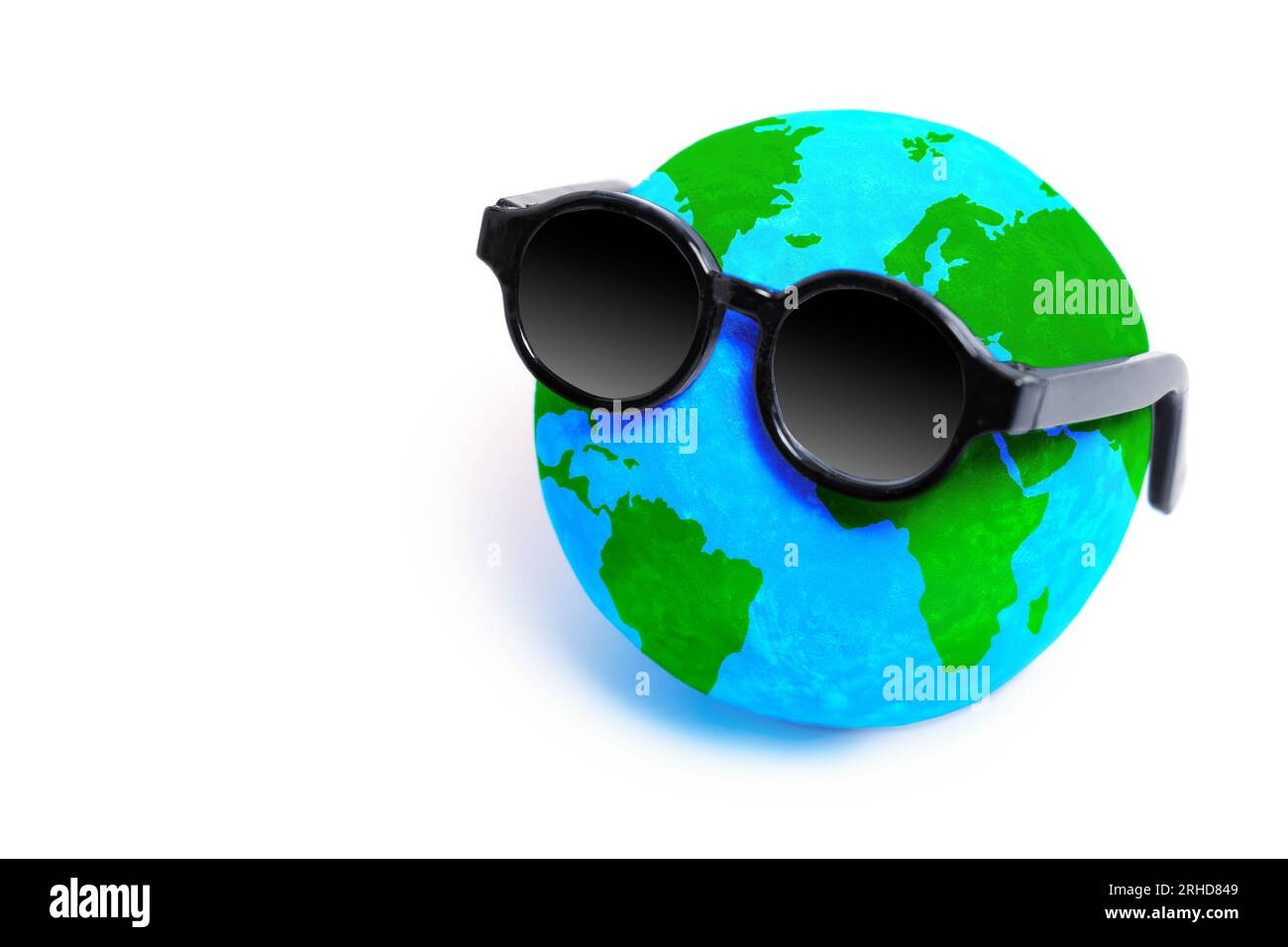 Modello a globo alla moda che indossa occhiali da sole, aggiungendo un tocco di stile al concetto di consapevolezza globale. Concetto creativo legato al viaggio, cultur Foto Stock