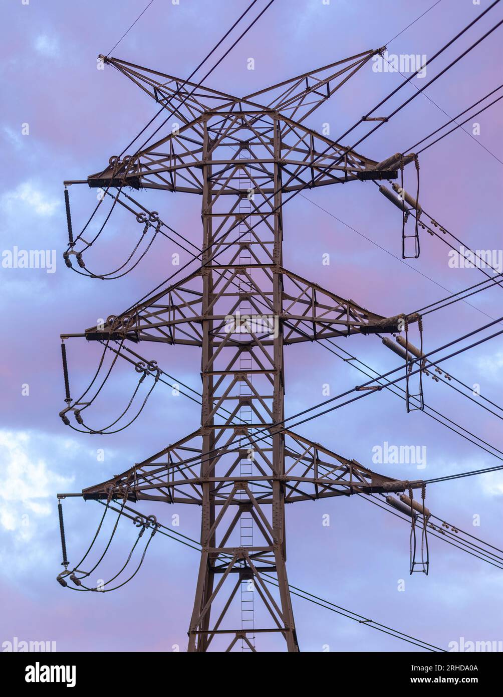 Torre elettrica con i vivaci cieli crepuscolari nella Bay area, California Foto Stock