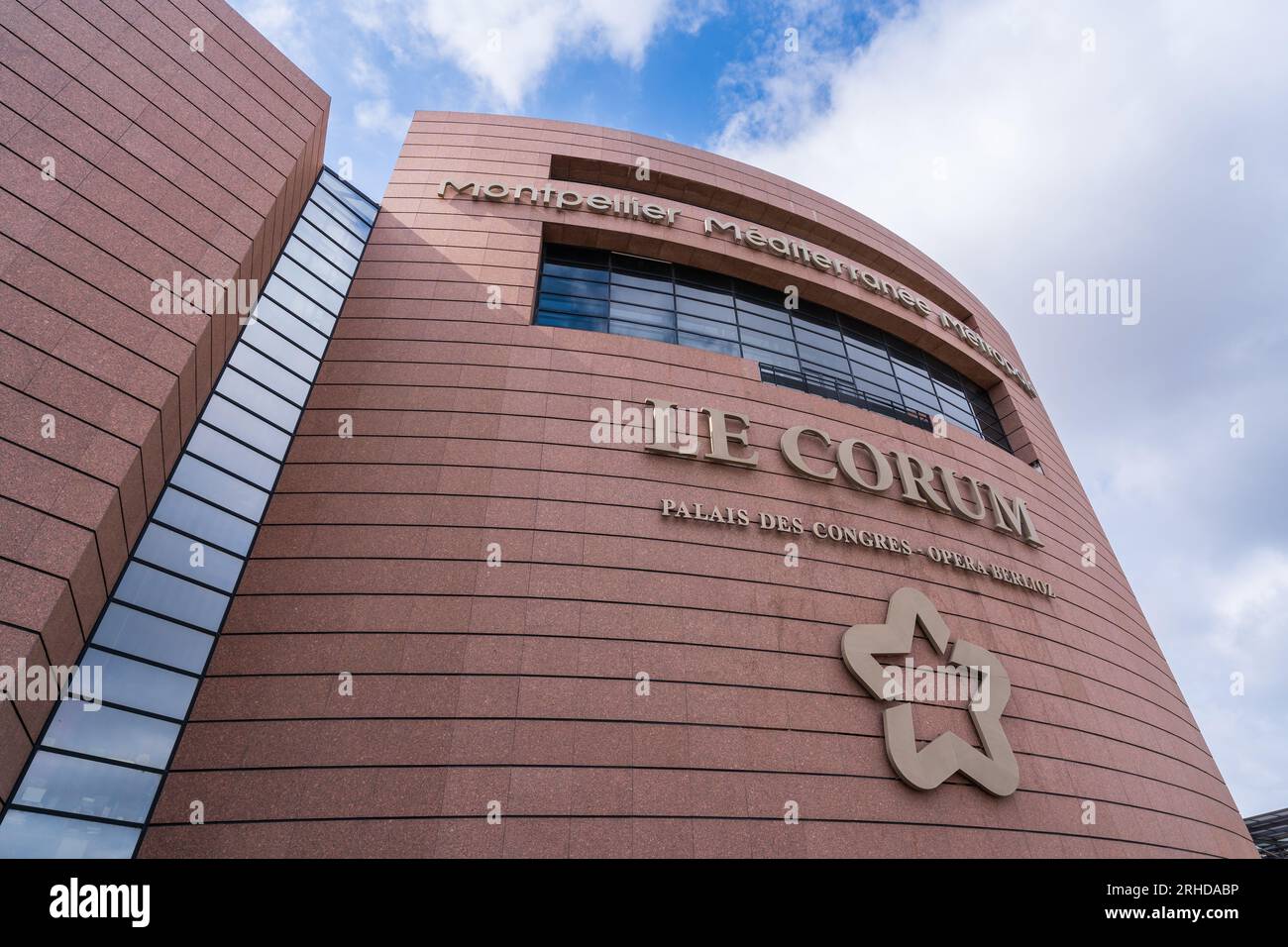 Montpellier, Francia - 08 14 2023 : Vista paesaggistica della facciata della sala conferenze le Corum e del teatro dell'opera con nome e logo Foto Stock