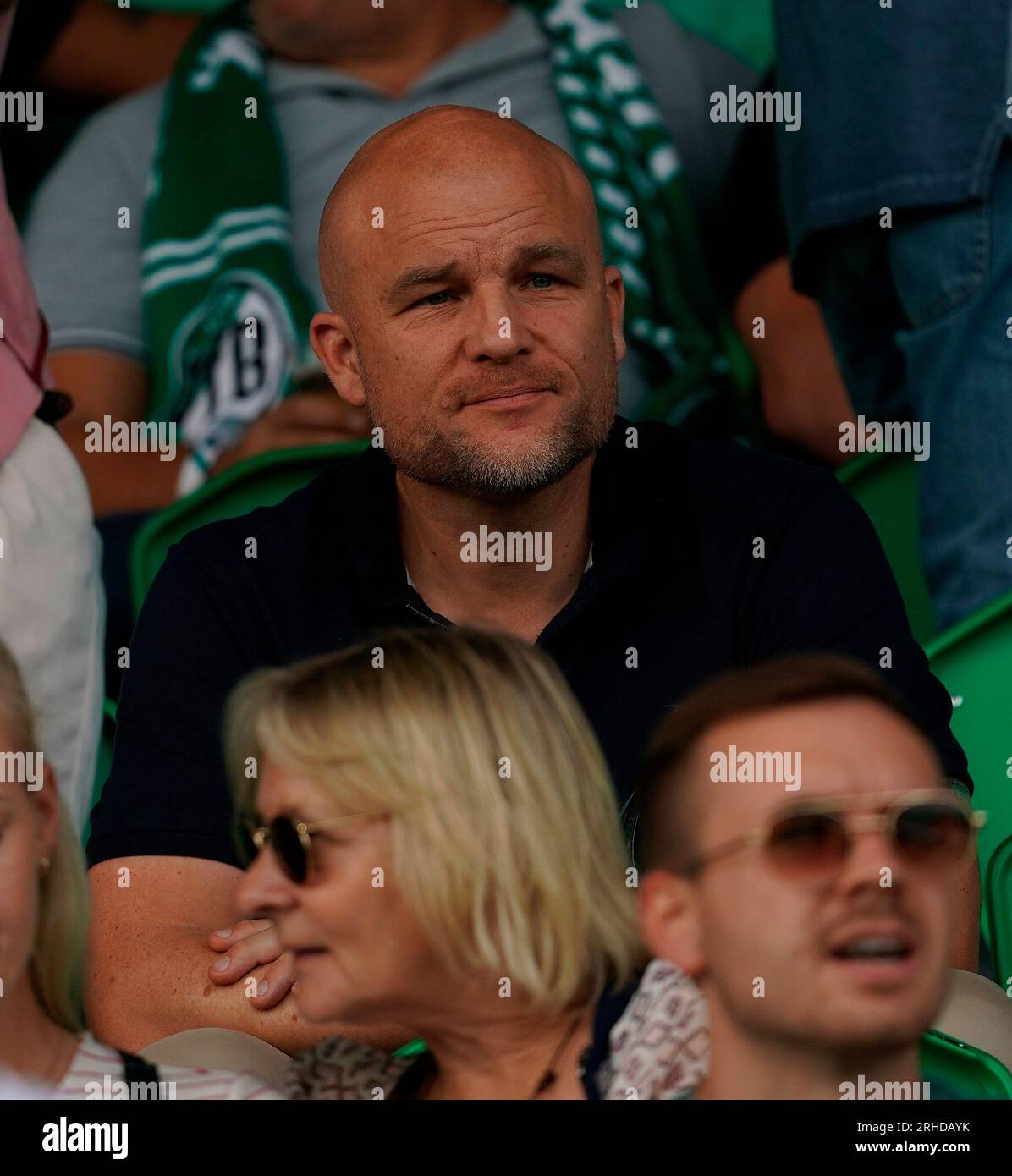 14 agosto 2023, Stadion an der Lohmuhle, Lubeck, GER, DFB-Pokal, VfB Lubeck vs TSG Hoffenheim, nella foto ex giocatore del VfB Lubeck e attuale direttore sportivo del RB Leipzig, Rouven Schroder negli stand di Lubeck. Foto Stock