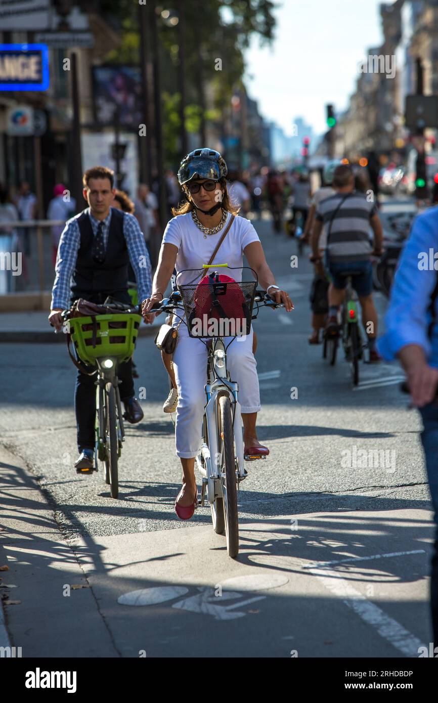FRANCIA. PARIGI (75) 3° ARRONDISSEMENT. CICLISTI SU UNA PISTA CICLABILE Foto Stock