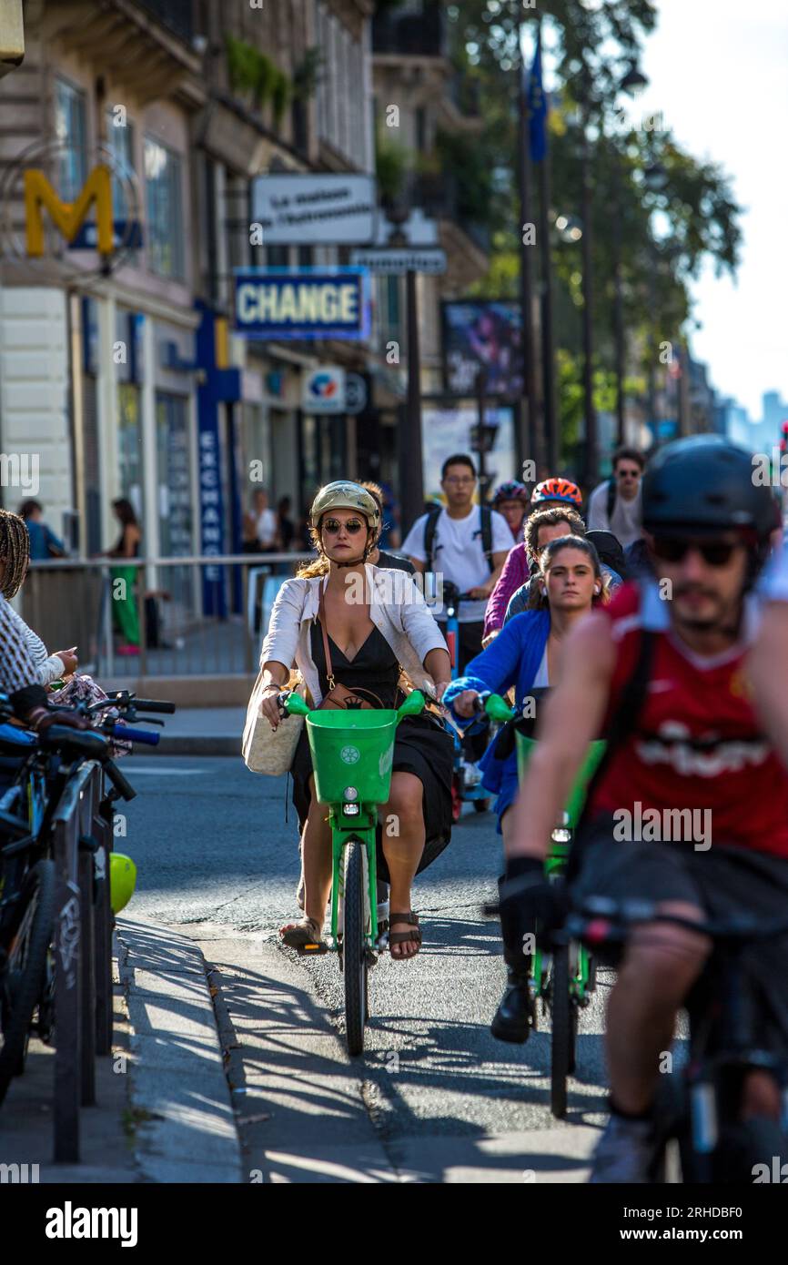 FRANCIA. PARIGI (75) 3° ARRONDISSEMENT. CICLISTI SU UNA PISTA CICLABILE Foto Stock