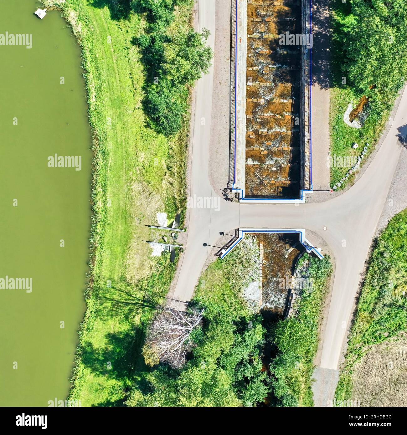 Vista aerea verticale di un ponte su una parte abbassata del fiume Ilse in Germania per la protezione dalle inondazioni Foto Stock