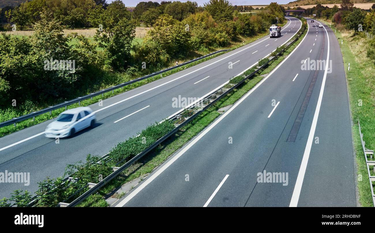 Autobahn in Germania con poco traffico e poche auto a guida libera Foto Stock