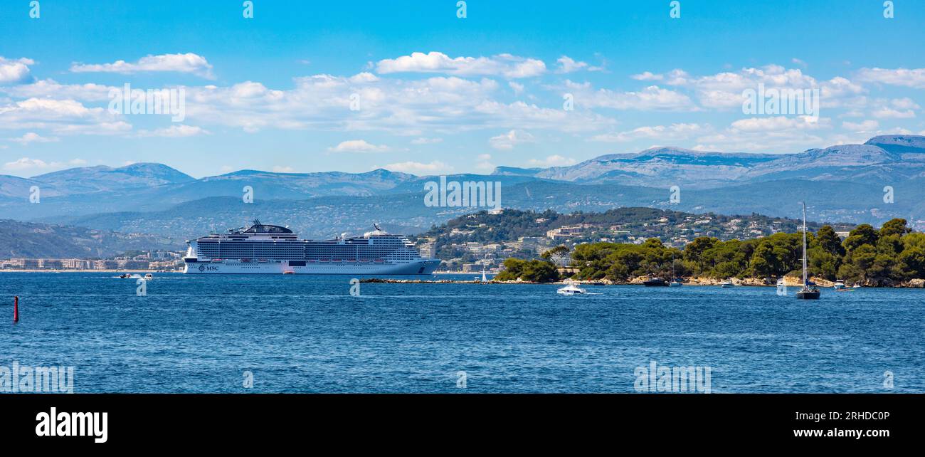 Cannes, Francia - 31 luglio 2022: MSC meraviglia Cruiser Ship of MSC Cruises al largo della Plage Croisette Beach a Cannes, sulla Costa Azzurra della Costa Azzurra della Costa Azzurra Foto Stock