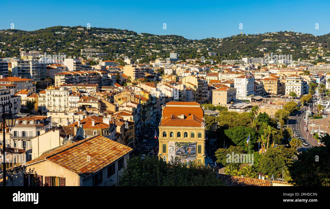 Cannes, Francia - 31 luglio 2022: Panorama del centro di Cannes con il centro storico, il quartiere Centre Ville e il porto per yacht sul Mar Mediterraneo Foto Stock