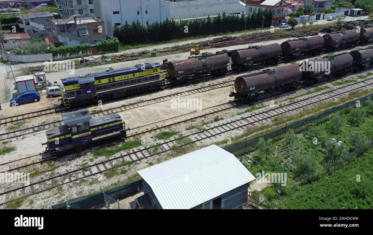 Treno petrolifero di Albrail assemblato nei binari di Fier, per il viaggio verso il terminal petrolifero del porto di Valona, Albania Foto Stock
