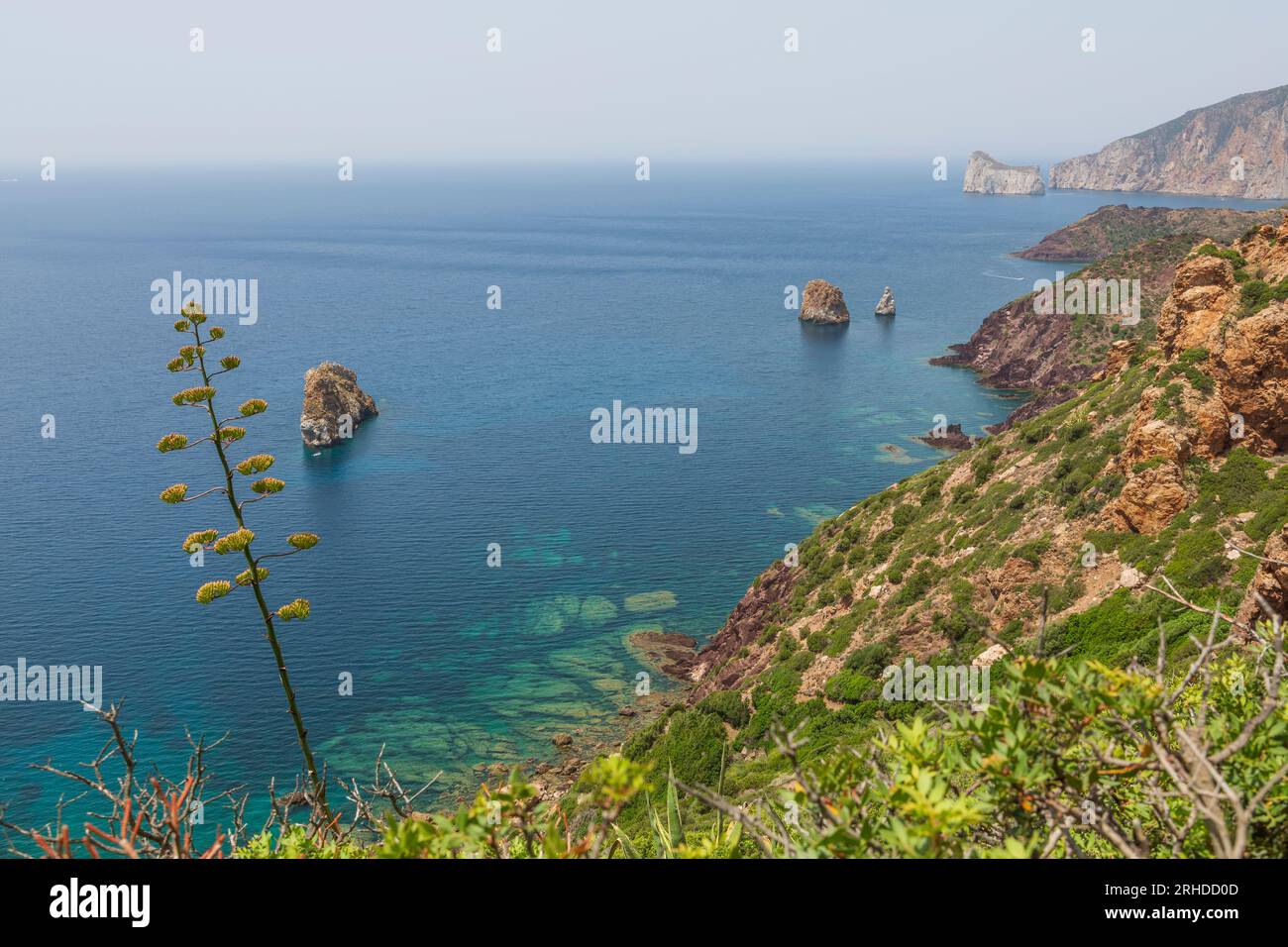 La laveria in mattoni e pietra di ts si affaccia sulla costa di Masua, con viste mozzafiato, tra cui la Sugarloaf Rock, che potrai ammirare da una passeggiata panoramica Foto Stock