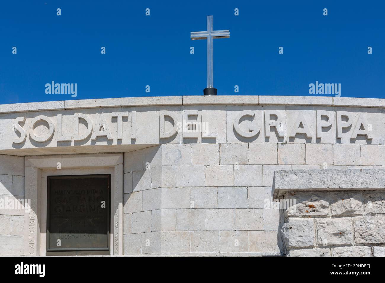 Il memoriale militare di Monte Grappa è il più grande ossario militare italiano della prima guerra mondiale. Foto Stock
