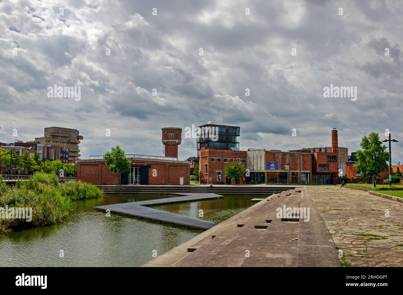 Enschede, Paesi Bassi, 9 agosto 2023: Cielo spettacolare sopra il quartiere di Roombeek con fabbriche tessili convertite e nuovi edifici costruiti dopo il Foto Stock