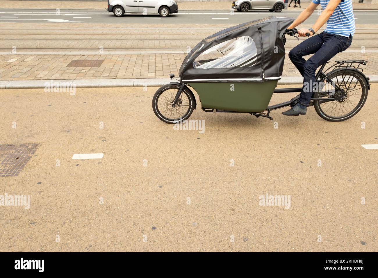 bici da carico su un'ampia pista ciclabile nel centro di rotterdam Foto Stock