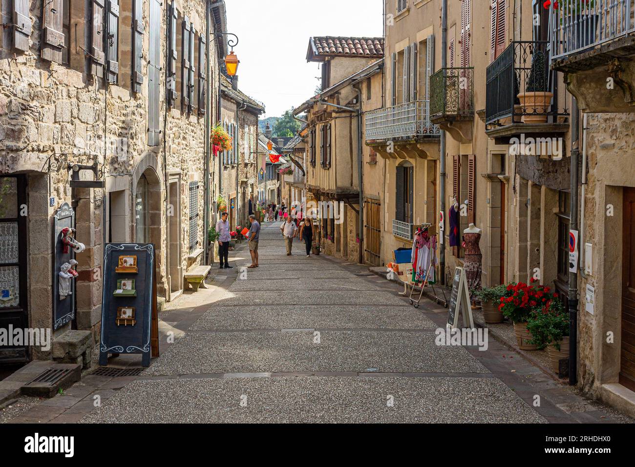 Najac, Francia. Un bellissimo villaggio nel dipartimento di Aveyron con edifici storici medievali e architettura e un castello parzialmente in rovina Foto Stock