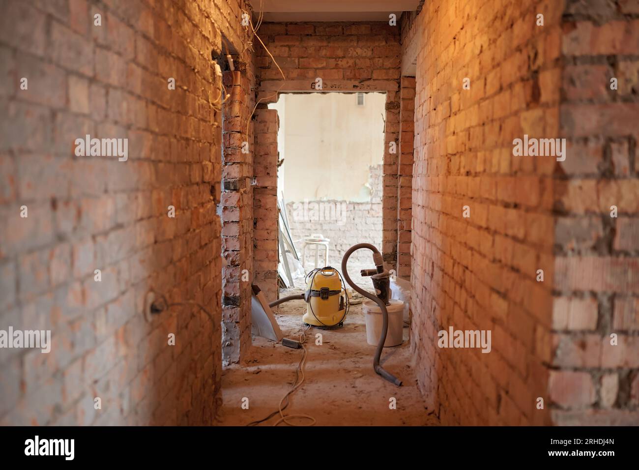 Immagine dell'appartamento dopo aver demolito i lavori. Ristrutturazione all'interno della casa. Foto Stock