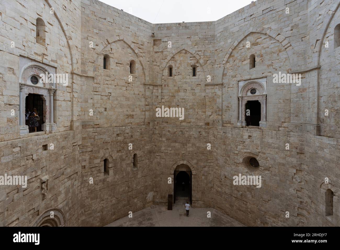 ANDRIA, ITALIA, 8 LUGLIO. 2022 - interno di Castel del Monte, costruito a forma ottagonale da Federico II nel XIII secolo in Puglia, provincia di Andria, A Foto Stock