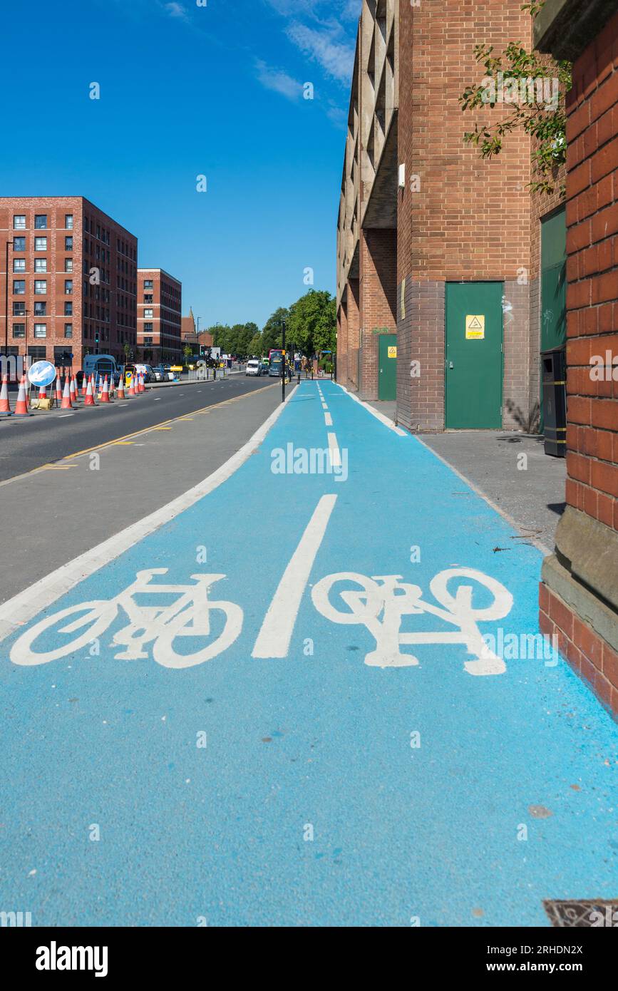 Piste ciclabili dedicate blu brillante sulla Dudley Road a Ladywood, Birmingham Foto Stock