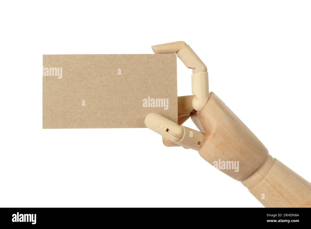 La mano in legno contiene un biglietto da visita vuoto, su sfondo bianco da vicino Foto Stock