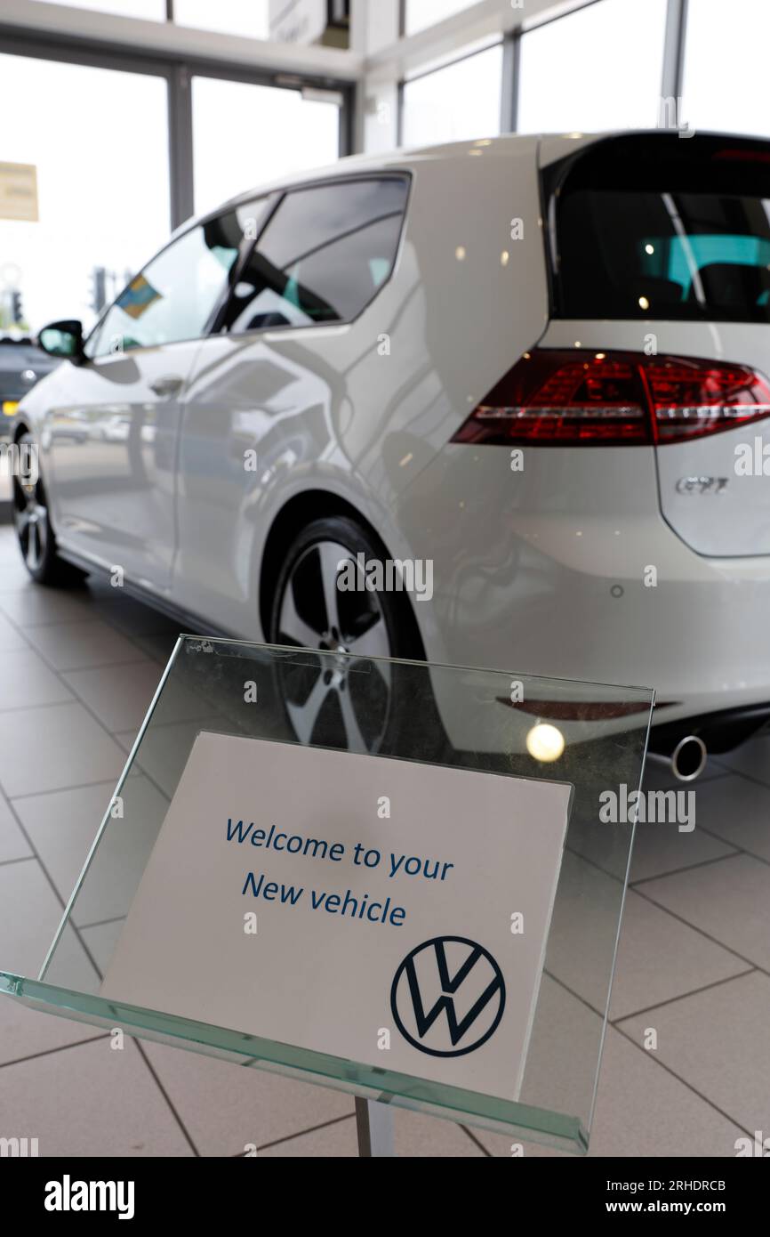 Acquisto di una nuova auto, ritiro di una nuova auto bianca dallo showroom VW, Volkswagen Golf GTI MK7 3 porte berlina benzina Foto Stock