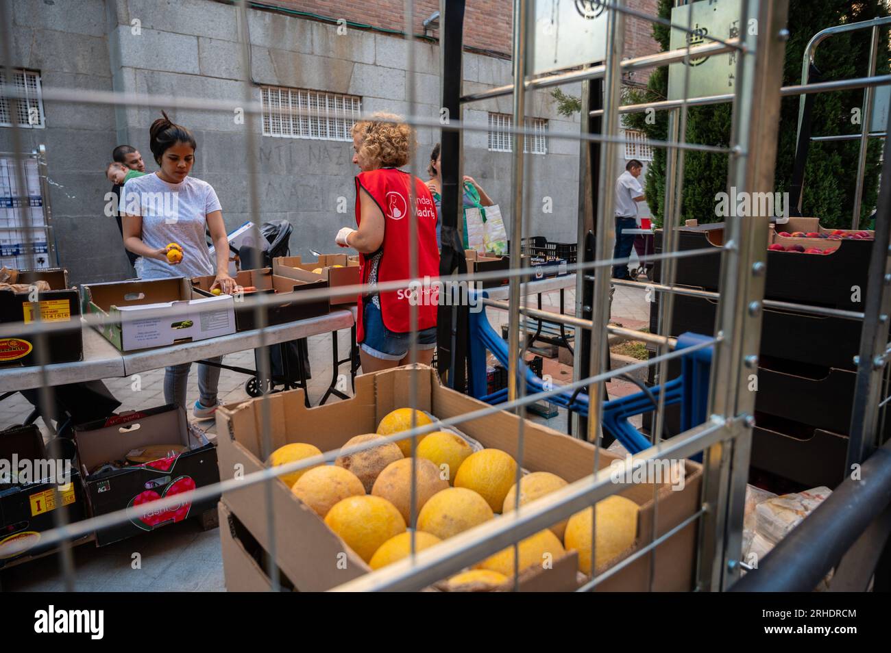 Madrid, Spagna. 16 agosto 2023. Una donna riceve frutta donata da Fundacion Madrina. Fundacion Madrina fornisce fan a bambini e madri vulnerabili, per far fronte alle alte temperature e alle onde di calore durante l'estate, oltre a fornire cibo e vestiti. La Fundacion Madrina è un ente di assistenza benefica dedicato all'assistenza e all'aiuto di gruppi a rischio di esclusione o emarginazione nel campo dell'infanzia, delle donne e della maternità. Crediti: Marcos del Mazo/Alamy Live News Foto Stock