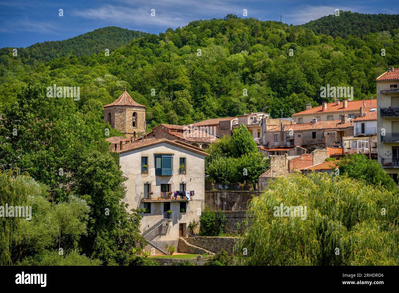 Campanile del monastero di Sant Joan de les Abadesses sopra la città e sulle rive del fiume ter, Ripollès Girona Catalogna, Spagna, Pirenei Foto Stock