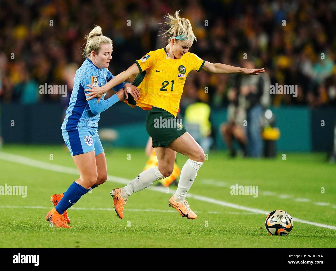 L'Inghilterra Lauren Hemp e l'australiana Ellie Carpenter si battono per il pallone durante la semifinale della Coppa del mondo femminile FIFA allo Stadium Australia di Sydney. Data foto: Mercoledì 16 agosto 2023. Foto Stock