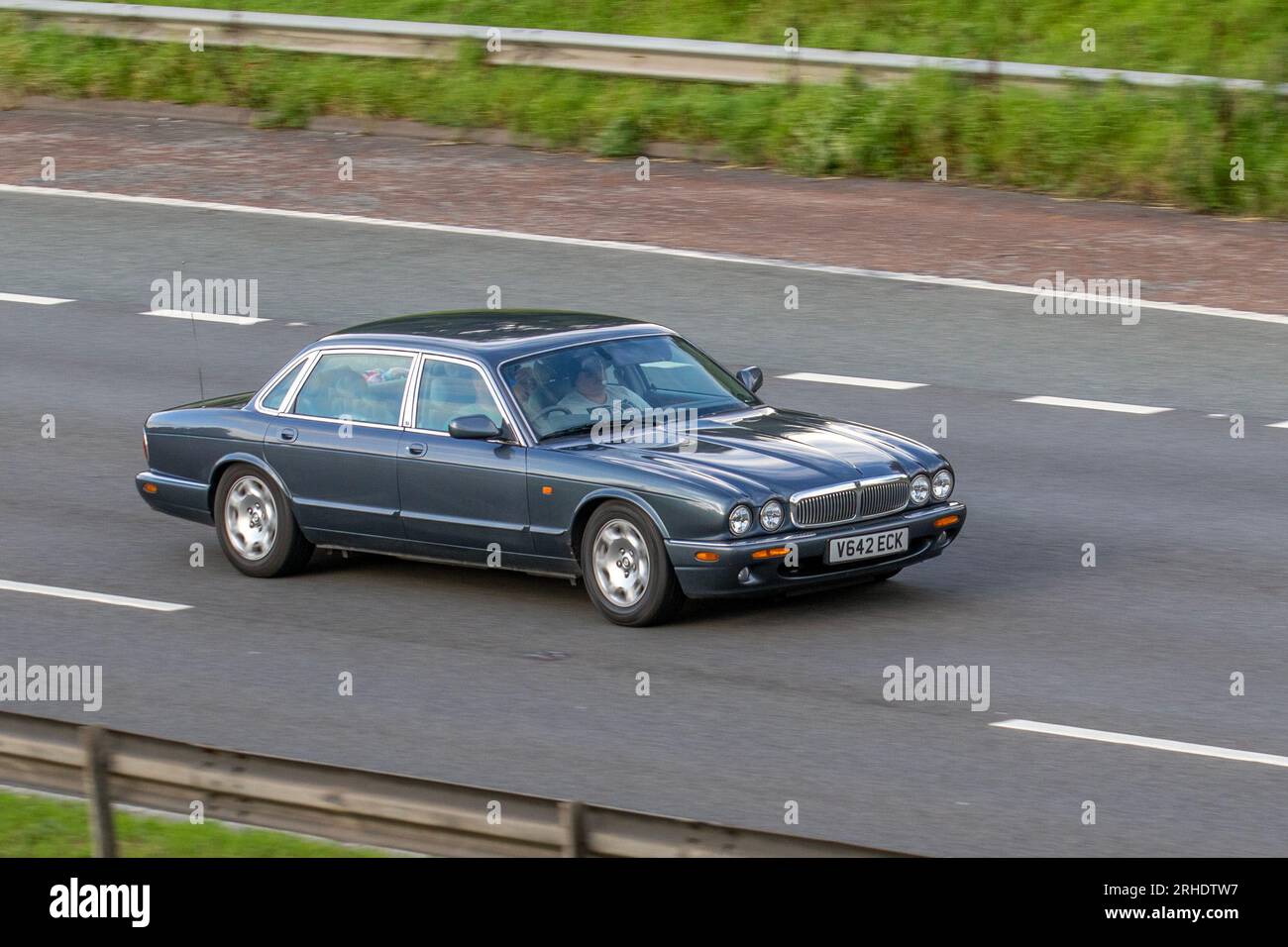 Anni '1999 90 anni '90 Grigio Jaguar Sovereign V8 Auto XJ8 SWB Auto berlina benzina 3996 cc che viaggia a velocità sostenuta sull'autostrada M6 a Greater Manchester, Regno Unito Foto Stock