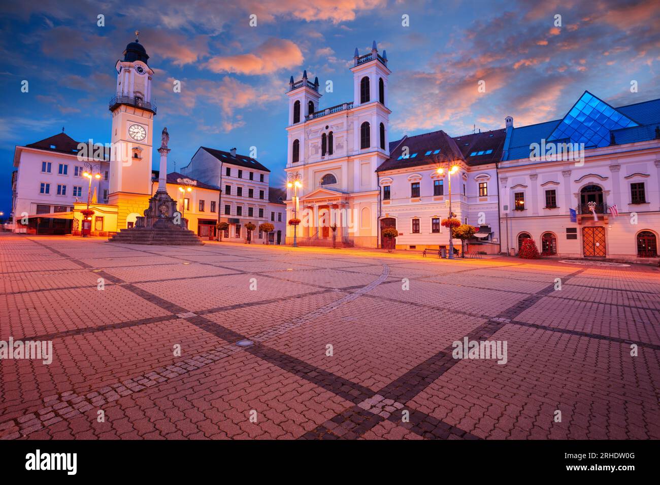 Banska Bystrica, Repubblica slovacca. Immagine del paesaggio urbano del centro di Banska Bystrica, in Slovacchia, con la piazza della rivolta nazionale slovacca all'alba d'estate. Foto Stock
