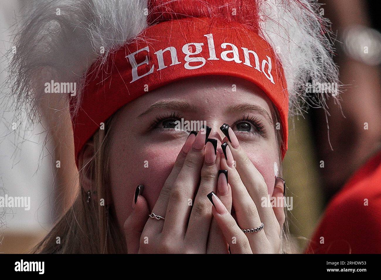 Londra, Regno Unito. 16 agosto 2023. Coppa del mondo femminile FIFA: Semifinale Inghilterra vs Australia. I tifosi reagiscono mentre l'Inghilterra gioca guardando il grande schermo al BOXPARK Croydon durante la semifinale di Inghilterra contro Australia trasmessa in diretta dallo stadio Australia di Sydney. Crediti: Guy Corbishley/Alamy Live News Foto Stock