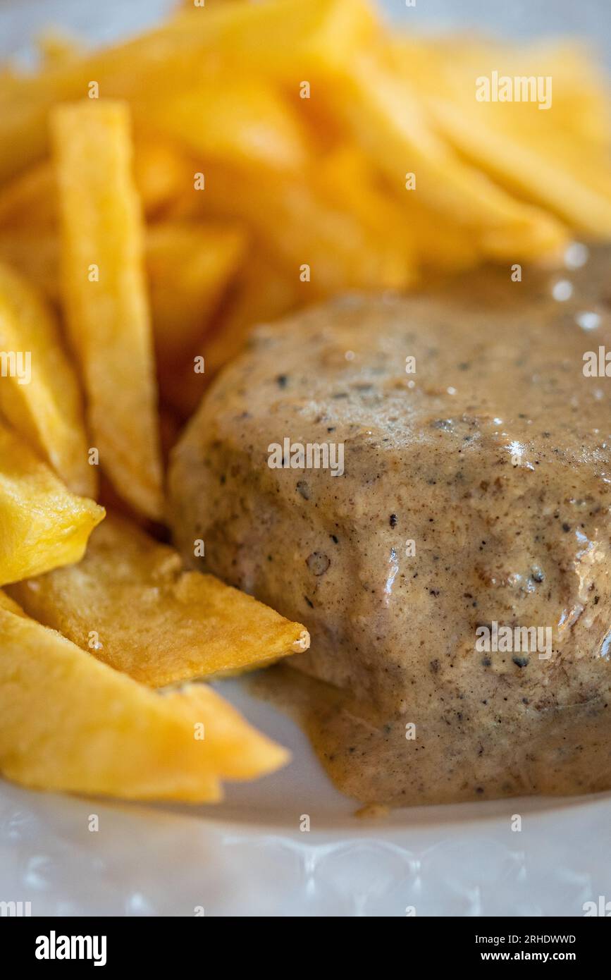 Bistecca di pepe francese e patatine fritte al ristorante Foto Stock